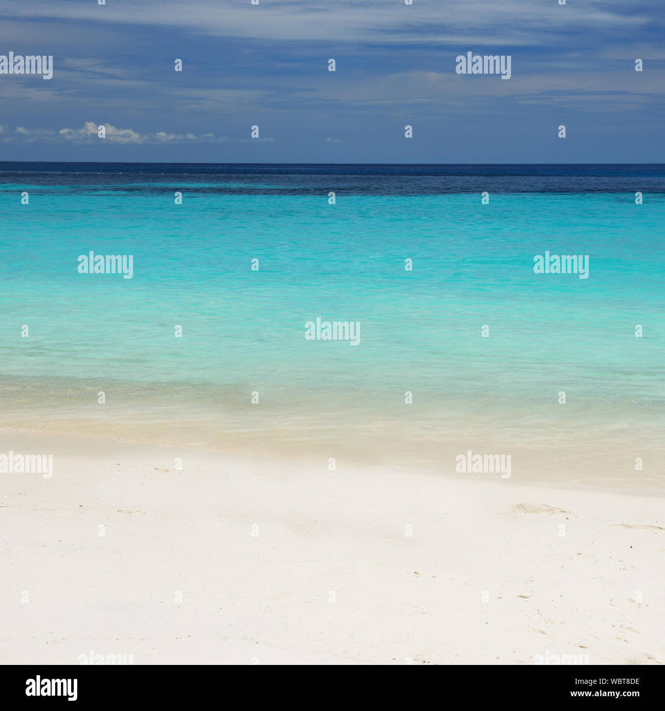 Vista sulla spiaggia estiva Foto Stock