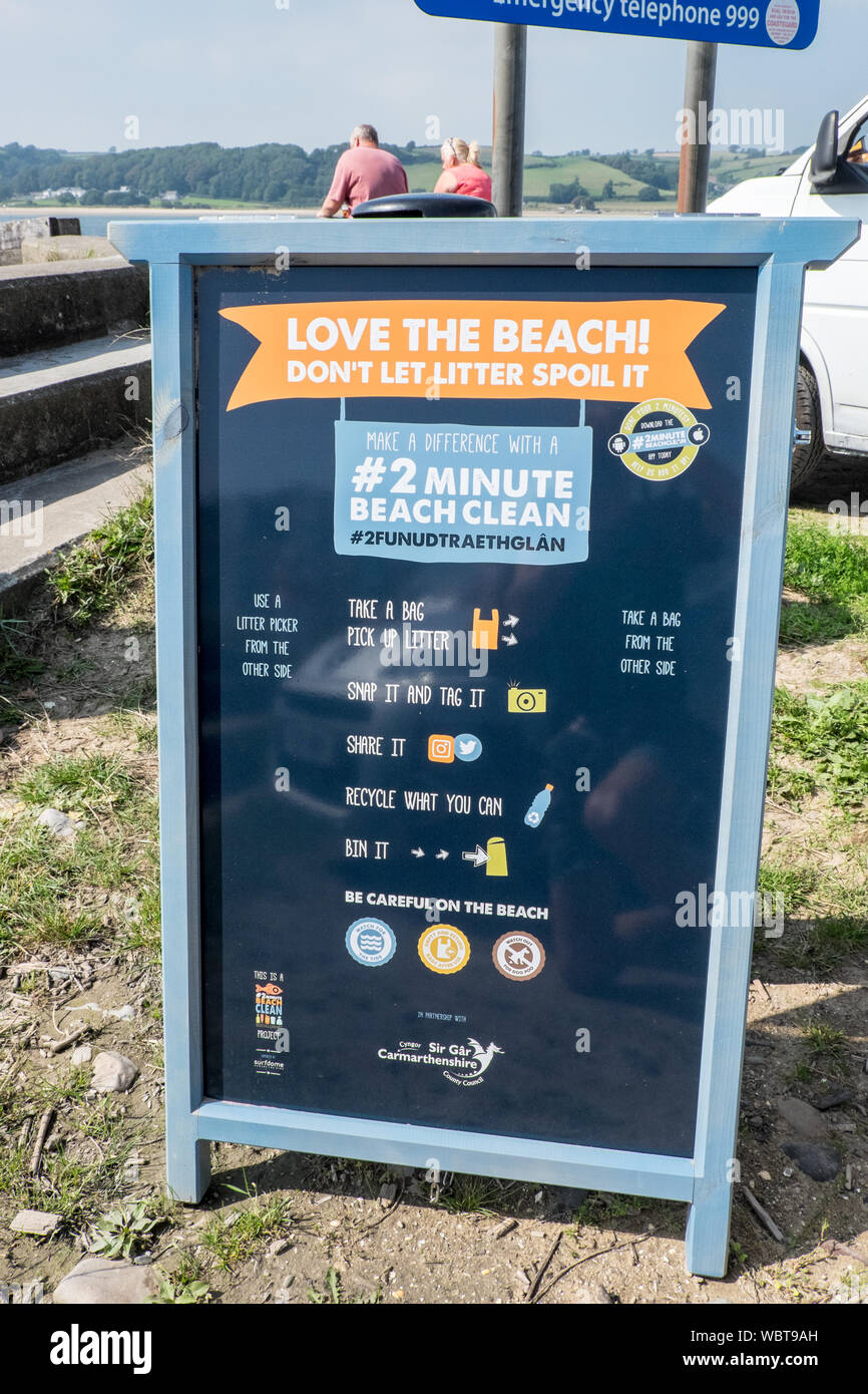 Carmarthenshire,Consiglio,segno,incoraggiando,public,a,a,un',atto di gentilezza,a,a,beach,pulito,pulizia,rimozione,inutilizzati rifiuti,,a,Ferryside,Beach,Galles,UK, Foto Stock