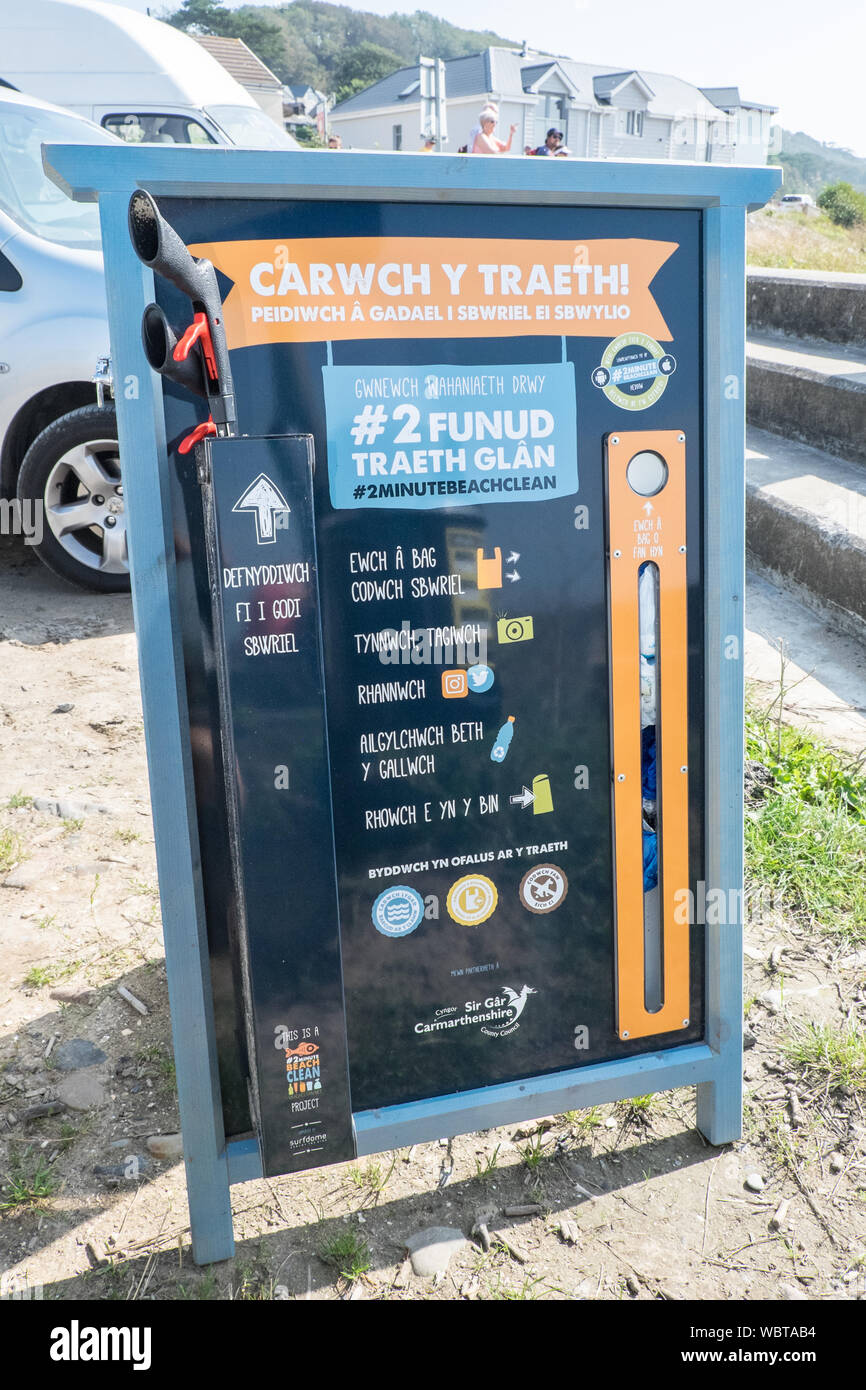 Carmarthenshire,Consiglio,segno,incoraggiando,public,a,a,un',atto di gentilezza,a,a,beach,pulito,pulizia,rimozione,inutilizzati rifiuti,,a,Ferryside,Beach,Galles,UK, Foto Stock