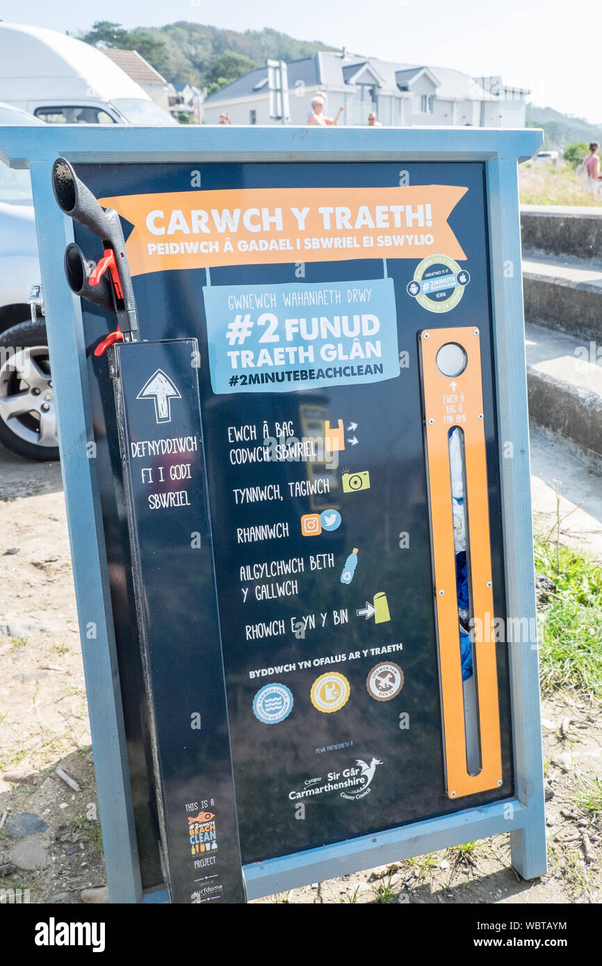 Carmarthenshire,Consiglio,segno,incoraggiando,public,a,a,un',atto di gentilezza,a,a,beach,pulito,pulizia,rimozione,inutilizzati rifiuti,,a,Ferryside,Beach,Galles,UK, Foto Stock