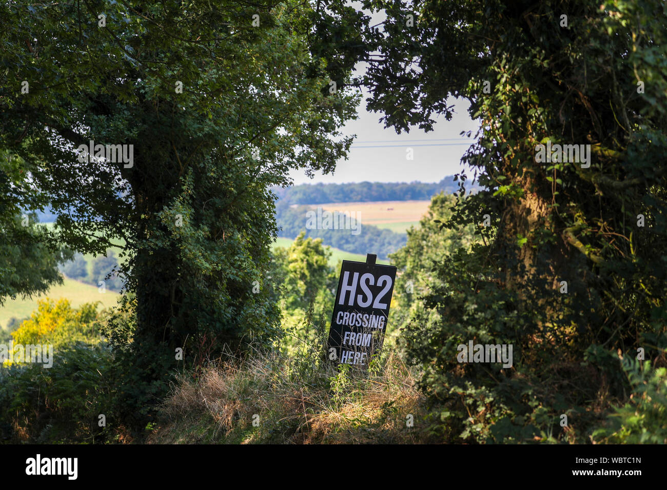 Un HS2 segno vicino al villaggio del sud Heath nel Buckinghamshire dove la linea ad alta velocità passerà attraverso il Chiltern Hills. Crescono i timori la ferrovia non può essere costruito per la sua specifica corrente all'interno di ??55.7miliardi di bilancio. Foto Stock