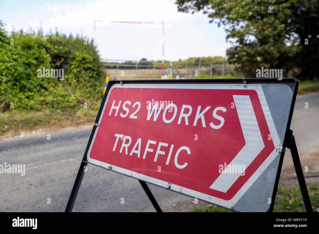 Un segno posto dirigere HS2 lavori e traffico vicino al villaggio del sud Heath nel Buckinghamshire dove la linea ad alta velocità passerà attraverso il Chiltern Hills. Crescono i timori la ferrovia non può essere costruito per la sua specifica corrente all'interno di ??55.7miliardi di bilancio. Foto Stock