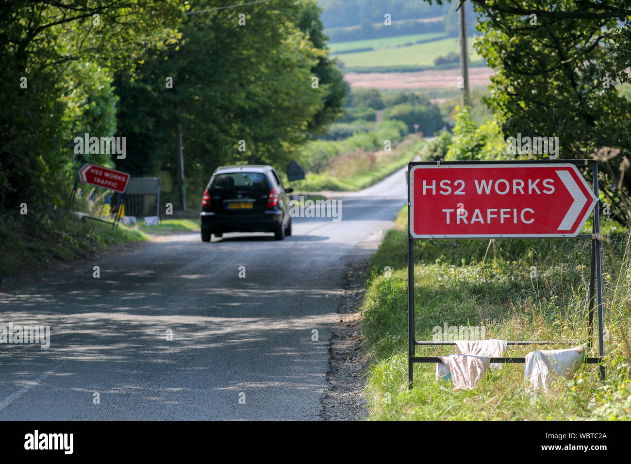 Un segno posto dirigere HS2 lavori e traffico vicino al villaggio del sud Heath nel Buckinghamshire dove la linea ad alta velocità passerà attraverso il Chiltern Hills. Crescono i timori la ferrovia non può essere costruito per la sua specifica corrente all'interno di ??55.7miliardi di bilancio. Foto Stock