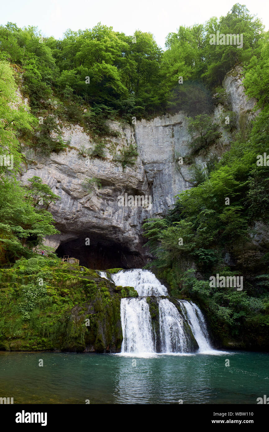 Source du Lison / il fiume Lison molla vicino a Nans-sous-Ste-Anne, Doubs, Franche-Comté, Francia Foto Stock