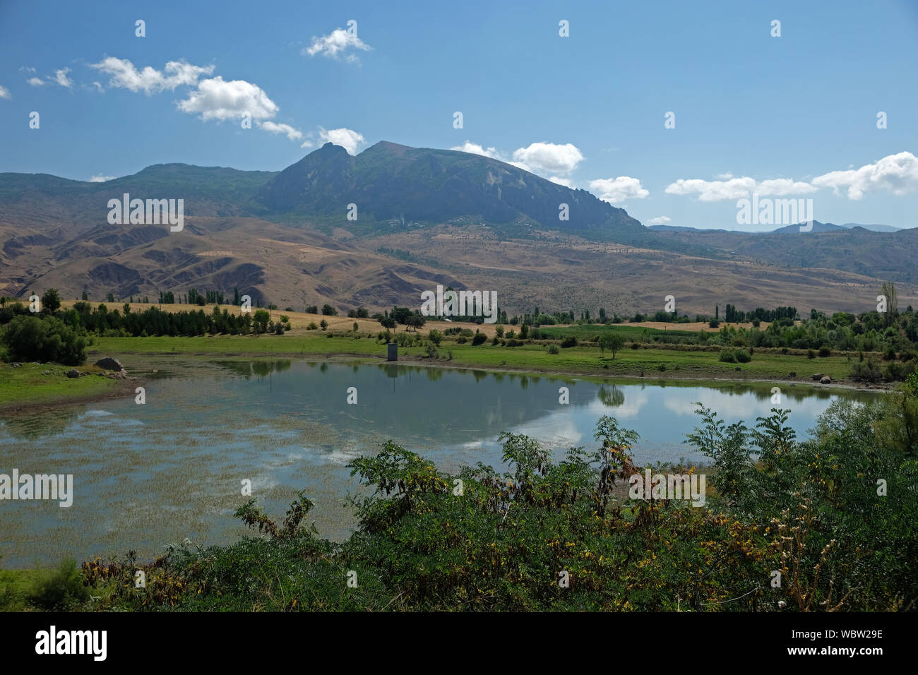 La riflessione di kayadibi villaggio vicino şebinkarahisar in un lago artificiale Foto Stock