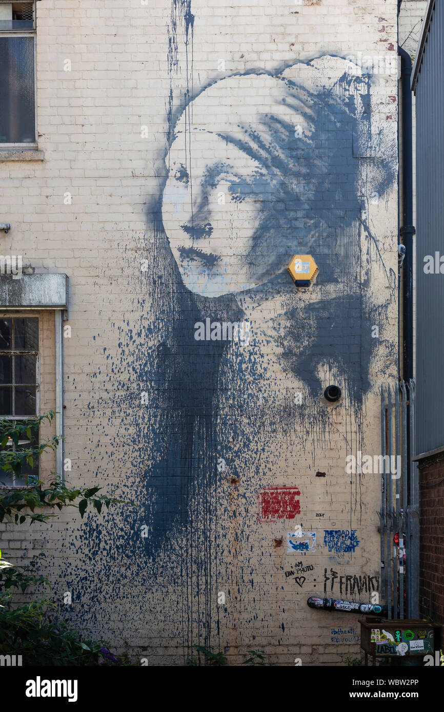 Un Banksy murale, "La ragazza con il timpano forato' su un edificio di Bristol, Inghilterra Foto Stock