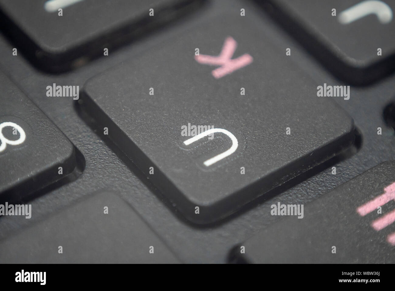 Macro estremi della lettera U su una tastiera portatile Foto stock - Alamy