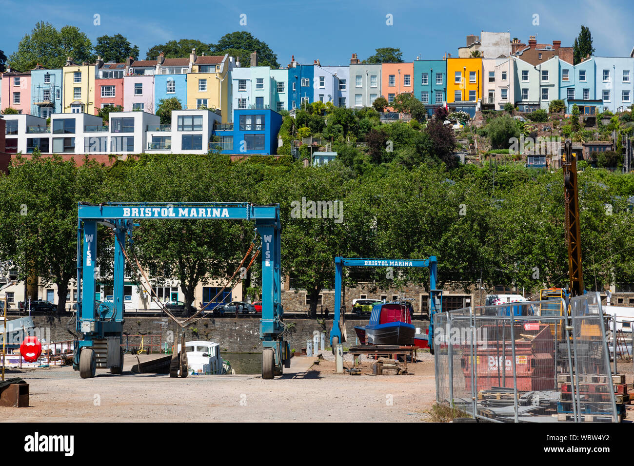 Bristol Marina, Bristol, con colorate case a schiera dietro. Foto Stock