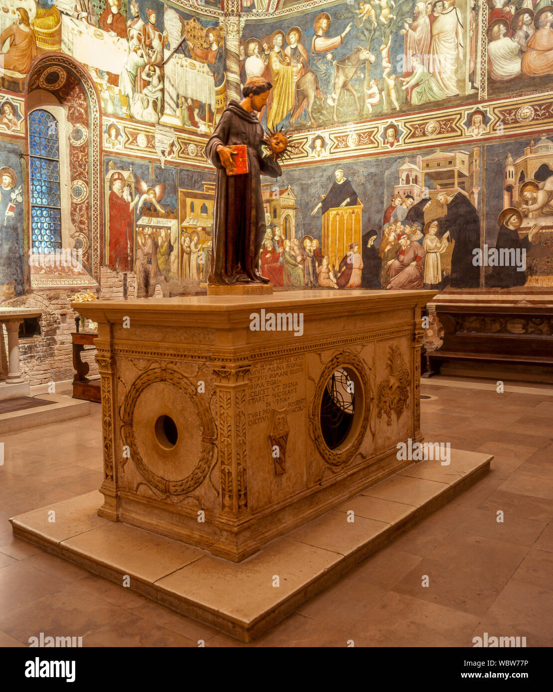 Italia Marche Tolentino San Nicola da Tolentino Abbey - Cappellone affreschi e Arca di San Nicola Foto Stock