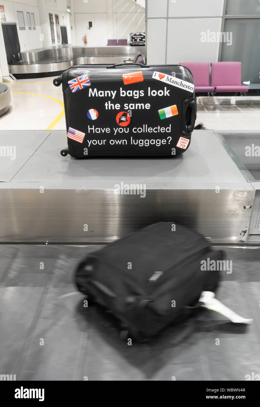 Un promemoria per i passeggeri in attesa per i bagagli in aeroporto giostra di prelevamento valigia corretta. Aeroporto di Manchester. Regno Unito Foto Stock