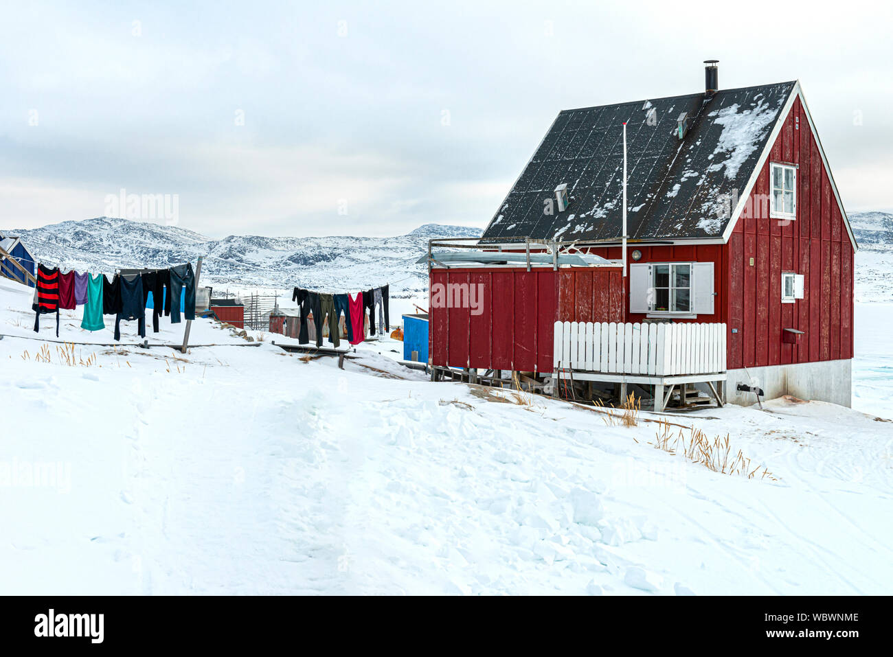 Il lavaggio appeso al di fuori di un pescatore inuit in casa Ilimanaq, Groenlandia occidentale Foto Stock