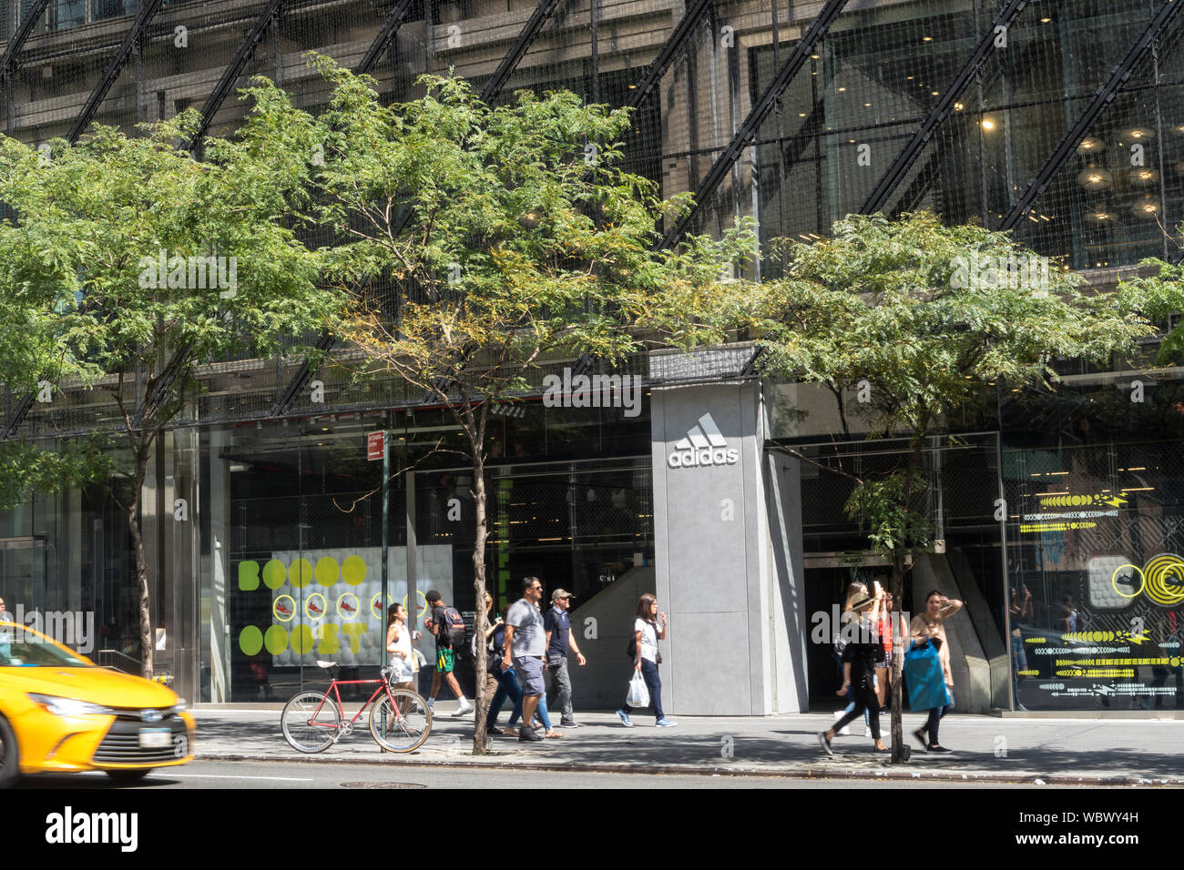 Adidas vetrina sulla Fifth Avenue a New York City, Stati Uniti d'America Foto Stock