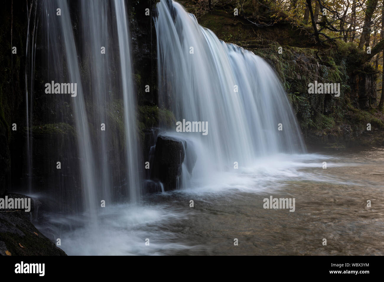 Sgwd Ddwli Uchaf, cascata vicino Ystradfelte, fiume Neath, Parco Nazionale di Brecon Beacons, Galles Foto Stock