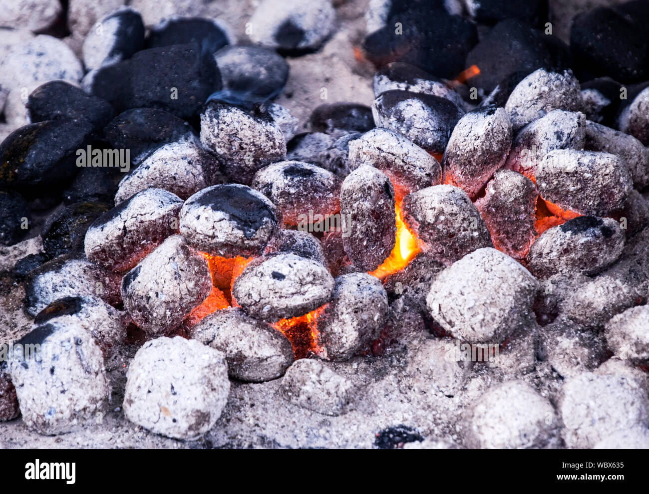 La brace ardente e il riscaldamento per barbecue Foto Stock