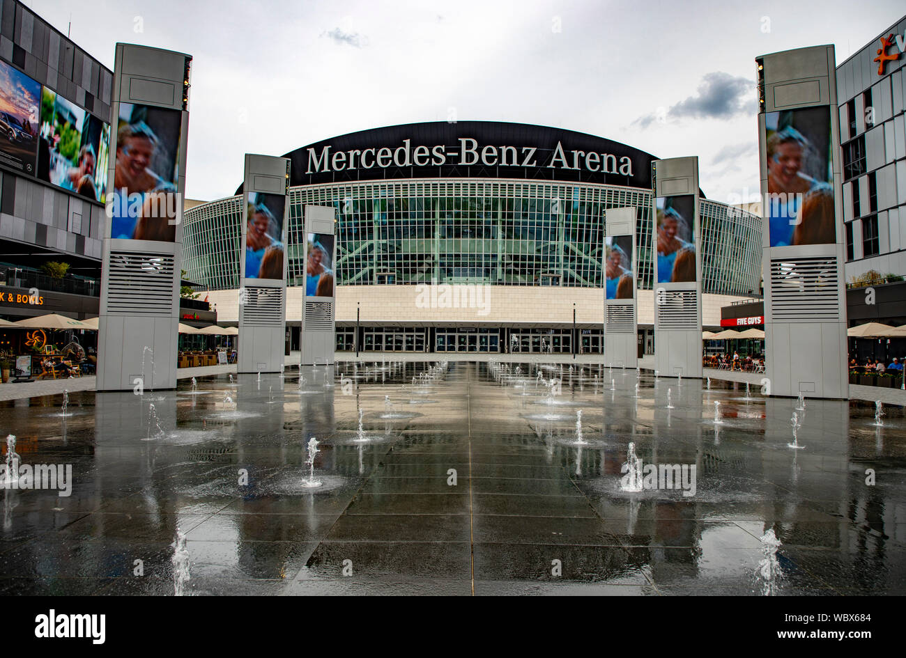 Mercedes-Benz Arena a Friedrichshain, fontane, acqua caratteristiche, Berlino, Foto Stock