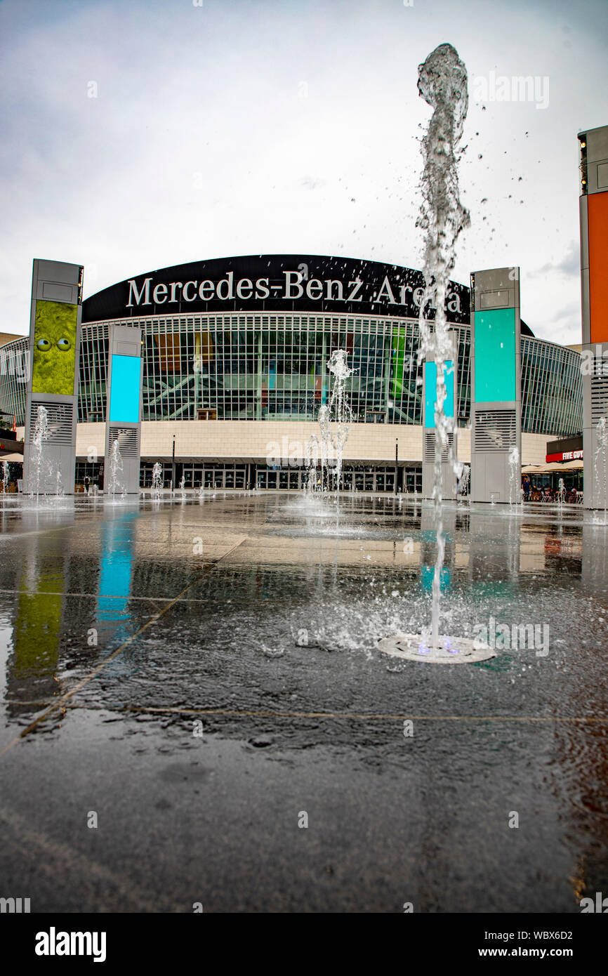 Mercedes-Benz Arena a Friedrichshain, fontane, acqua caratteristiche, Berlino, Foto Stock