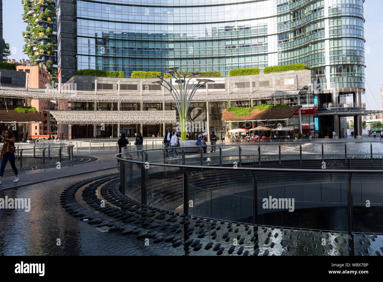 Piazza Gae Aulenti, nel quartiere degli affari di Porta Nuova, Milano, Italia Foto Stock