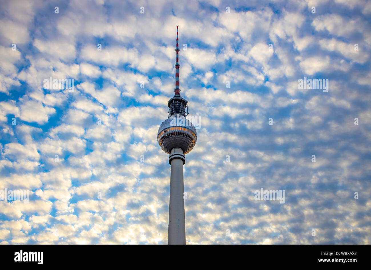 Alexanderplatz e Torre televisiva, sky con molte nuvole in vello, Berlino, Foto Stock