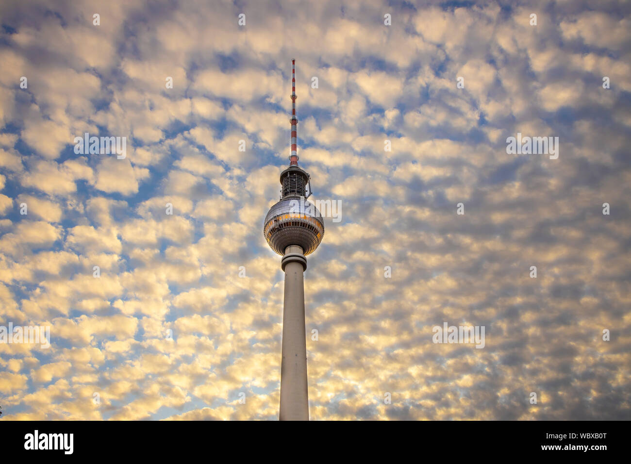 Alexanderplatz e Torre televisiva, sky con molte nuvole in vello, Berlino, Foto Stock