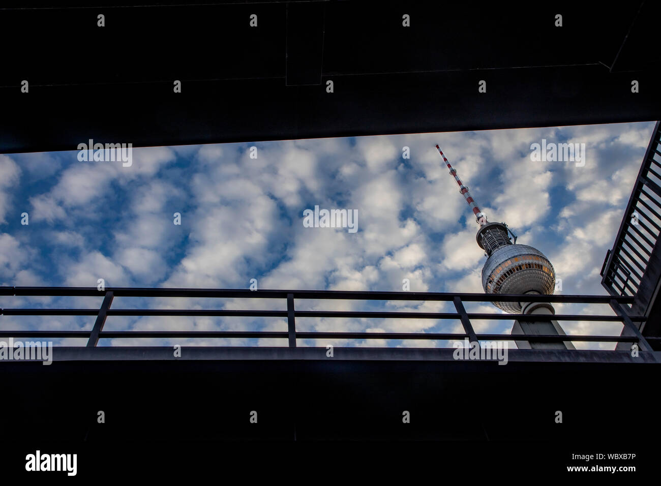 Alexanderplatz e Torre televisiva, sky con molte nuvole in vello, Berlino, Foto Stock