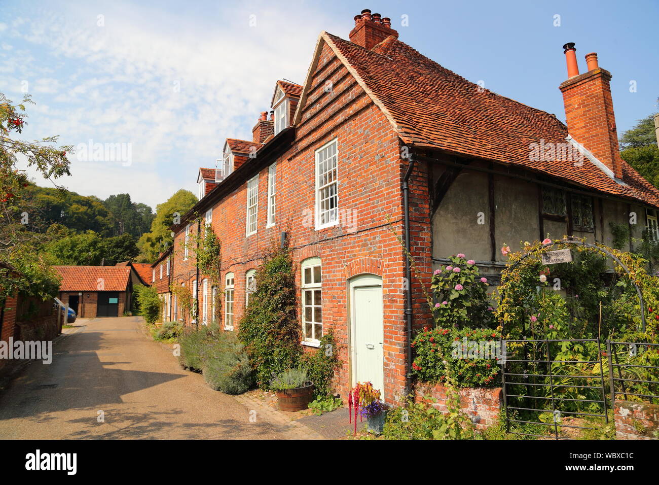 Cottage tipici in Hambleden village, che è stata utilizzata come sfondo per numerose serie TV come Midsummer omicidi nel Buckinghamshire, UK Foto Stock