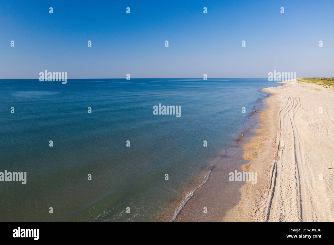 Una spiaggia sul Mar Nero a riva in una giornata di sole, Ucraina Foto Stock