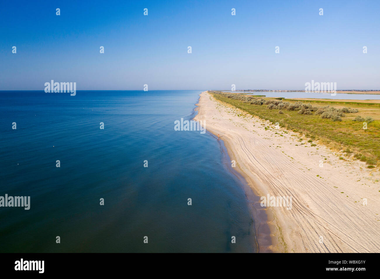 Una spiaggia sul Mar Nero a riva in una giornata di sole, chiudere la vista delle onde del mare Foto Stock