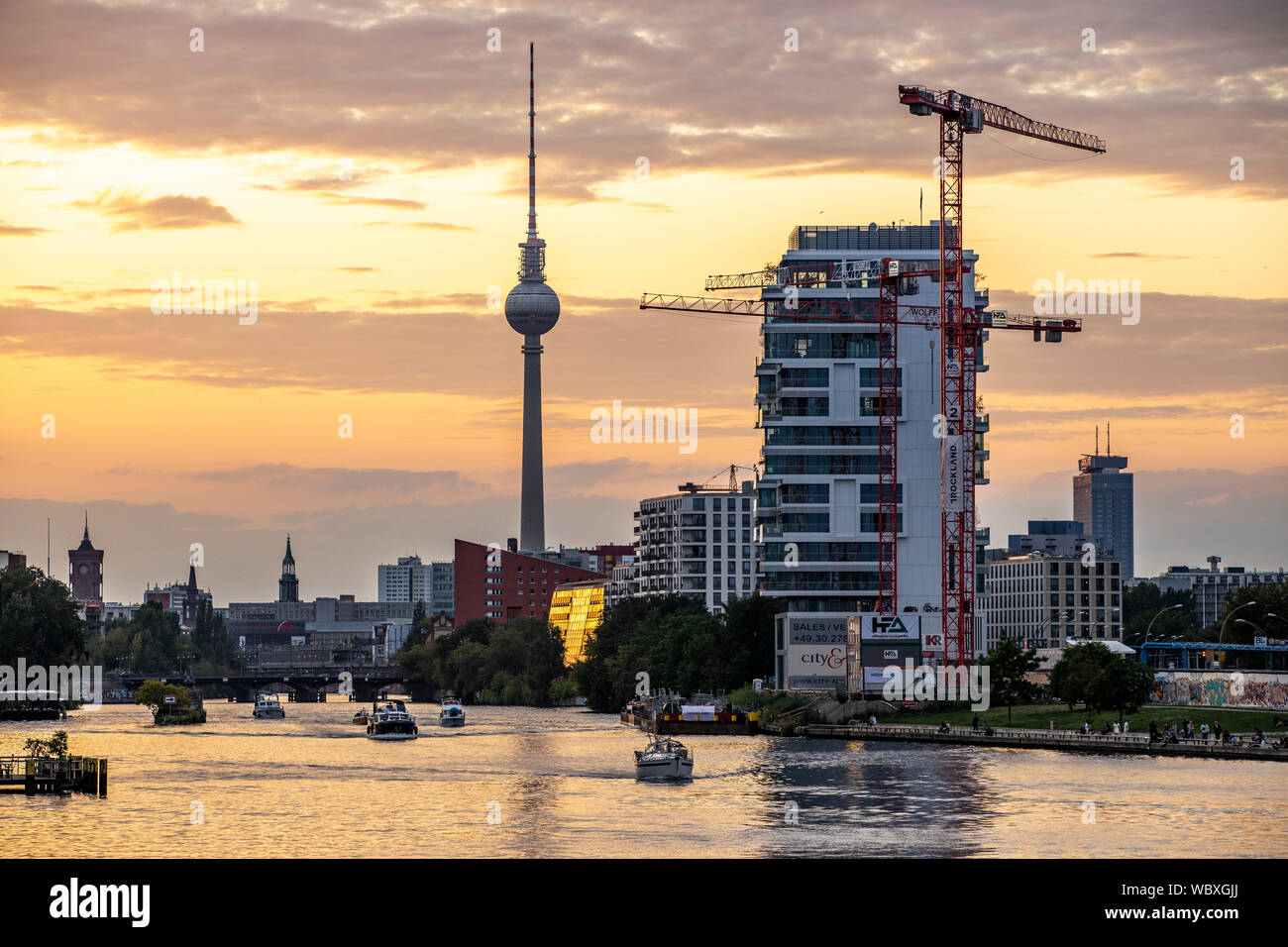 Skyline sulla Sprea, Friedrichshain, la torre della televisione nel quartiere Mitte, grattacieli, edifici residenziali, hotel navi, Berlino, Foto Stock