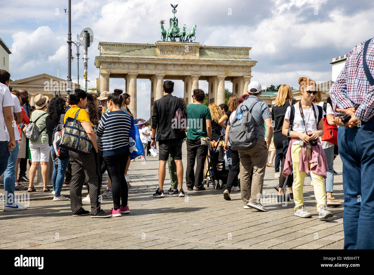 Turisti e visitatori presso la Porta di Brandeburgo, Berlino Foto Stock