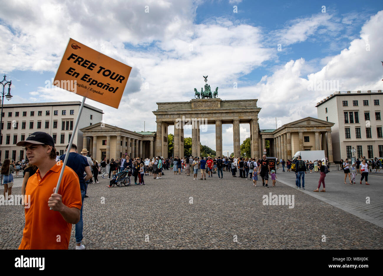 Turisti e visitatori presso la Porta di Brandeburgo, offerta per un tour gratuito in spagnolo, Berlino Foto Stock