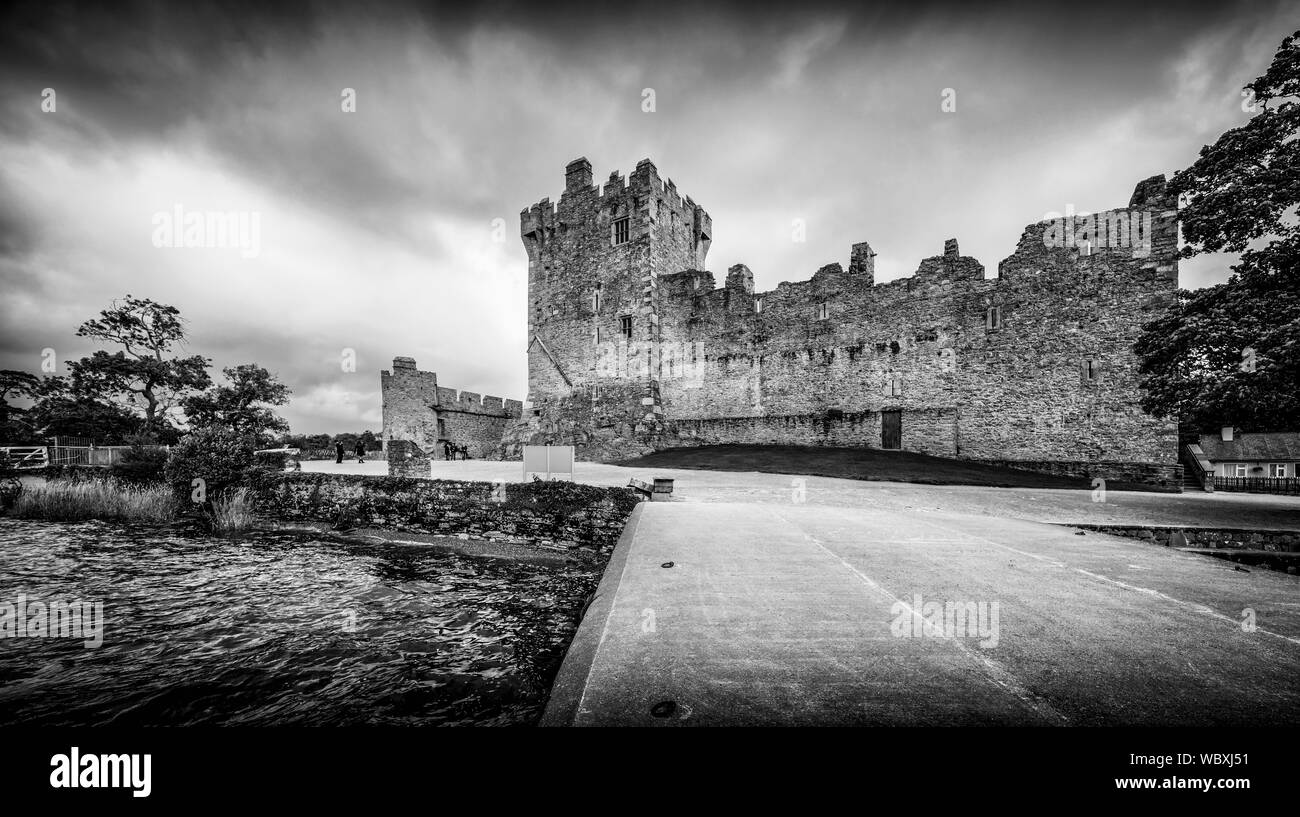 Castello di Ross, casa a torre quattrocentesca sulla isola di Ross, Lough Leane, Parco Nazionale di Killarney, nella contea di Kerry, Irlanda. Foto Stock