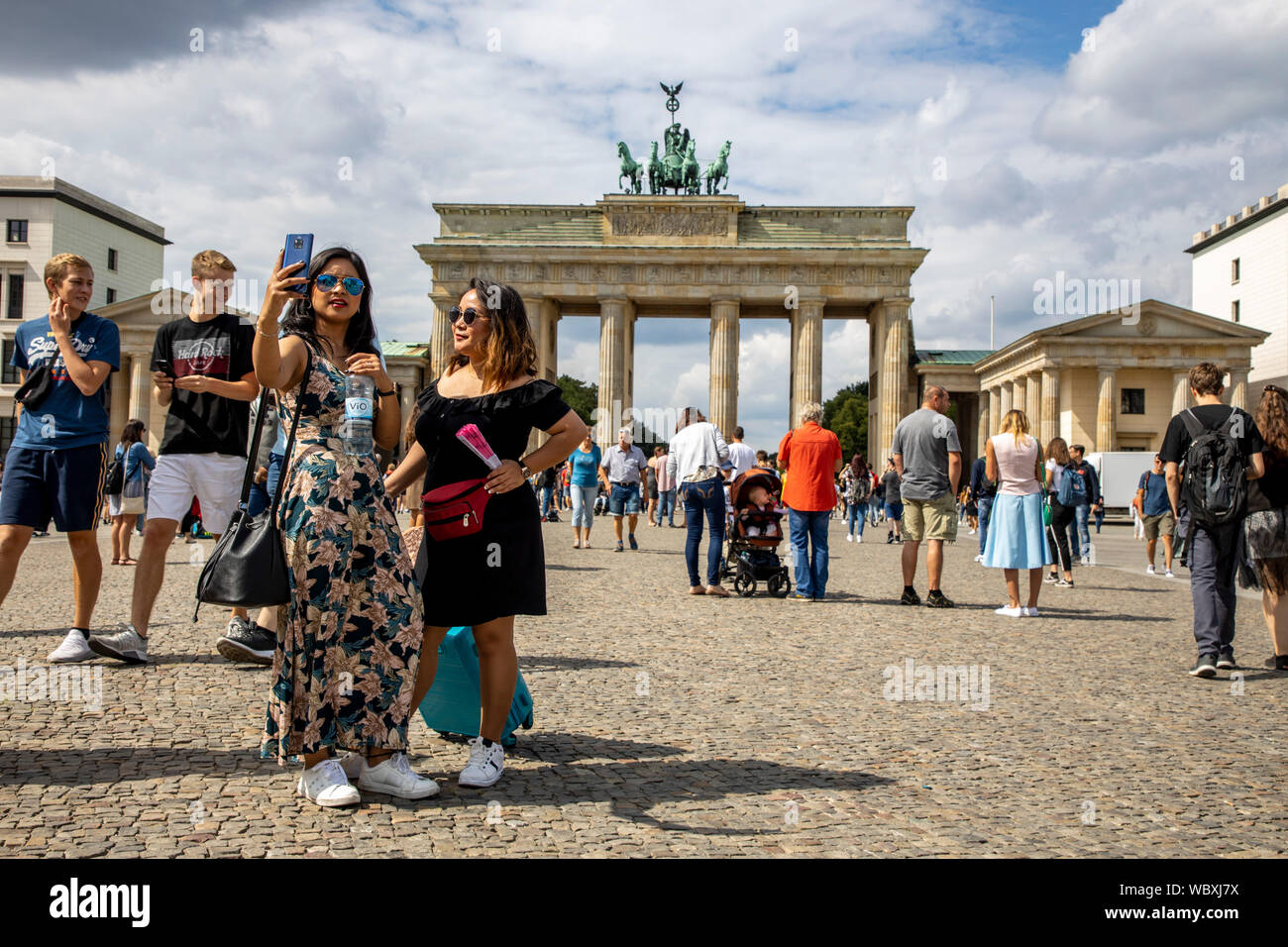 Turisti e visitatori presso la Porta di Brandeburgo, Berlino Foto Stock