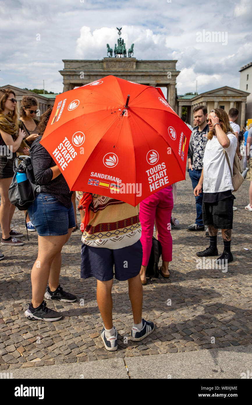 Touristen, Besucher am Brandenburger Tor, Berlino Foto Stock