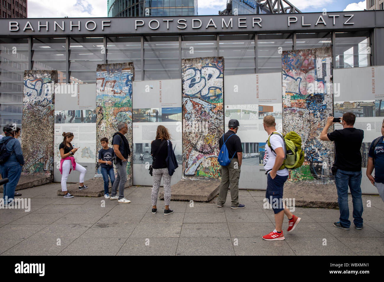 I turisti a Potsdamer Platz, il muro di Berlino, Foto Stock