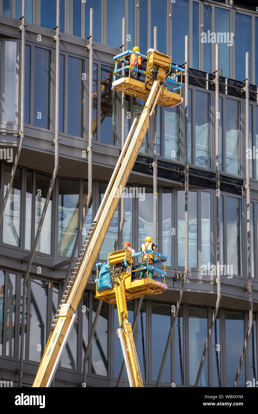 Sito in costruzione, facciate il lavoro sul nuovo edificio cubo, presso la stazione principale, lavoro con piattaforme elevatrici, Berlino, Foto Stock