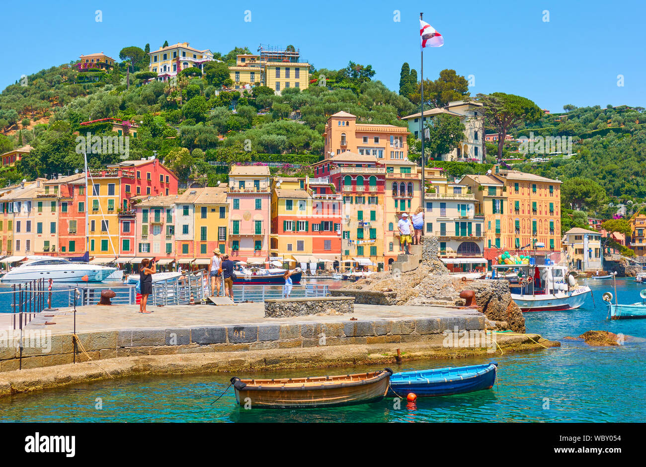 Portofino, Italia - Luglio 1, 2019: il porto e il lungomare con la gente a piedi nella città di Portofino Foto Stock