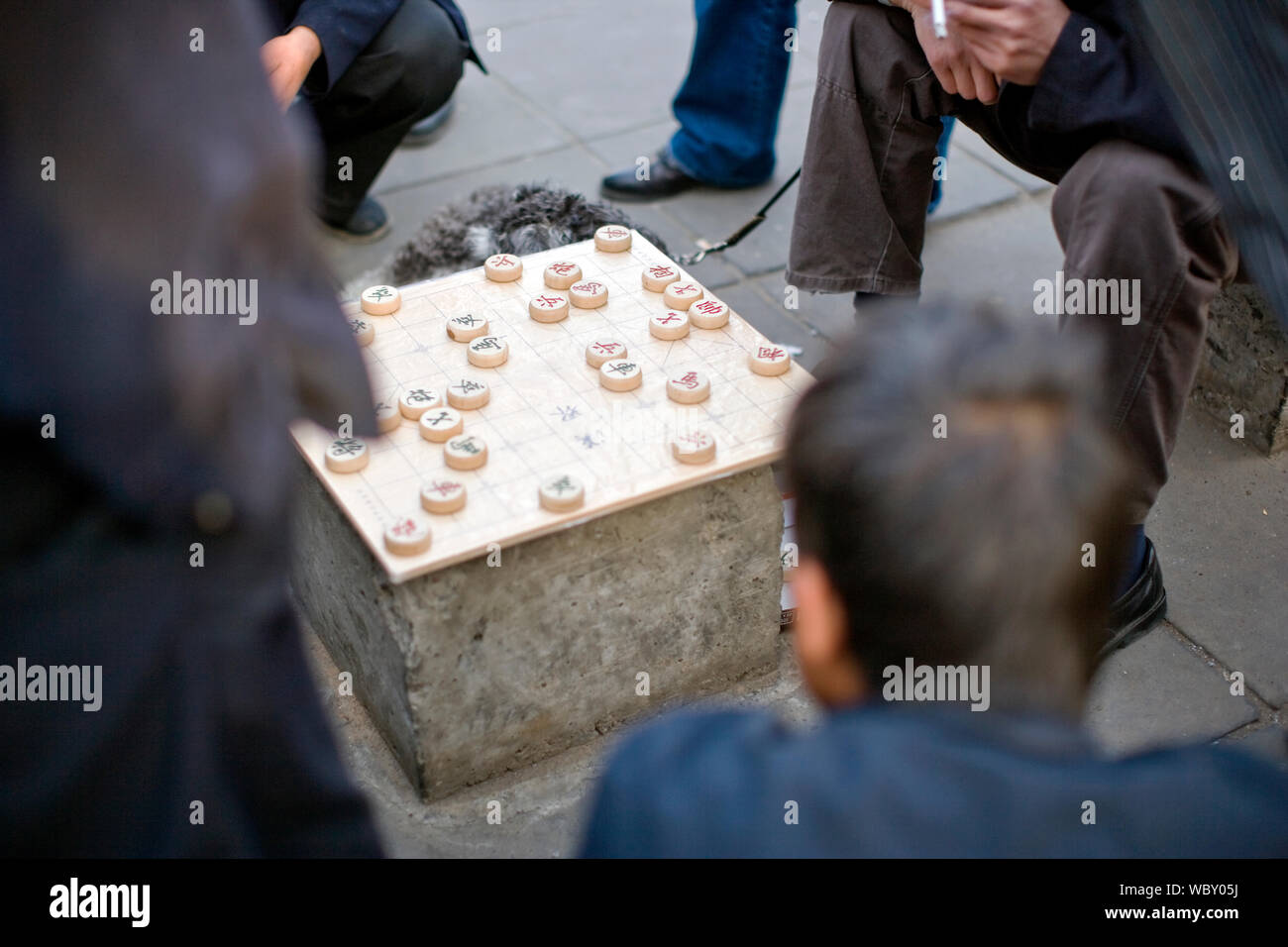 Gioco di bordo che viene riprodotto in strada. Foto Stock