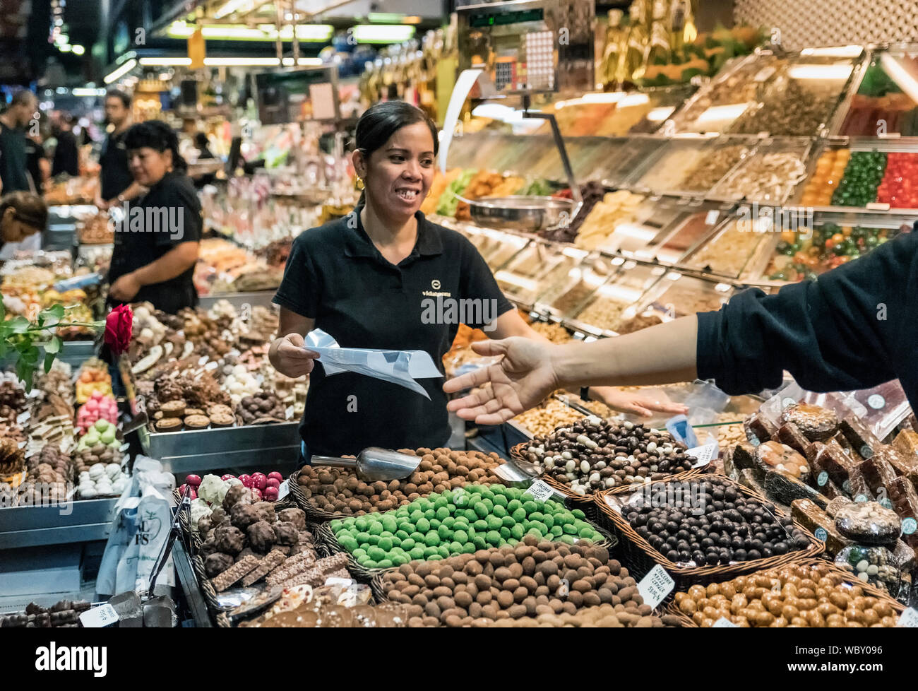 Candy fornitore nel mercato la Boqueria, Barcelona, Spagna. Foto Stock