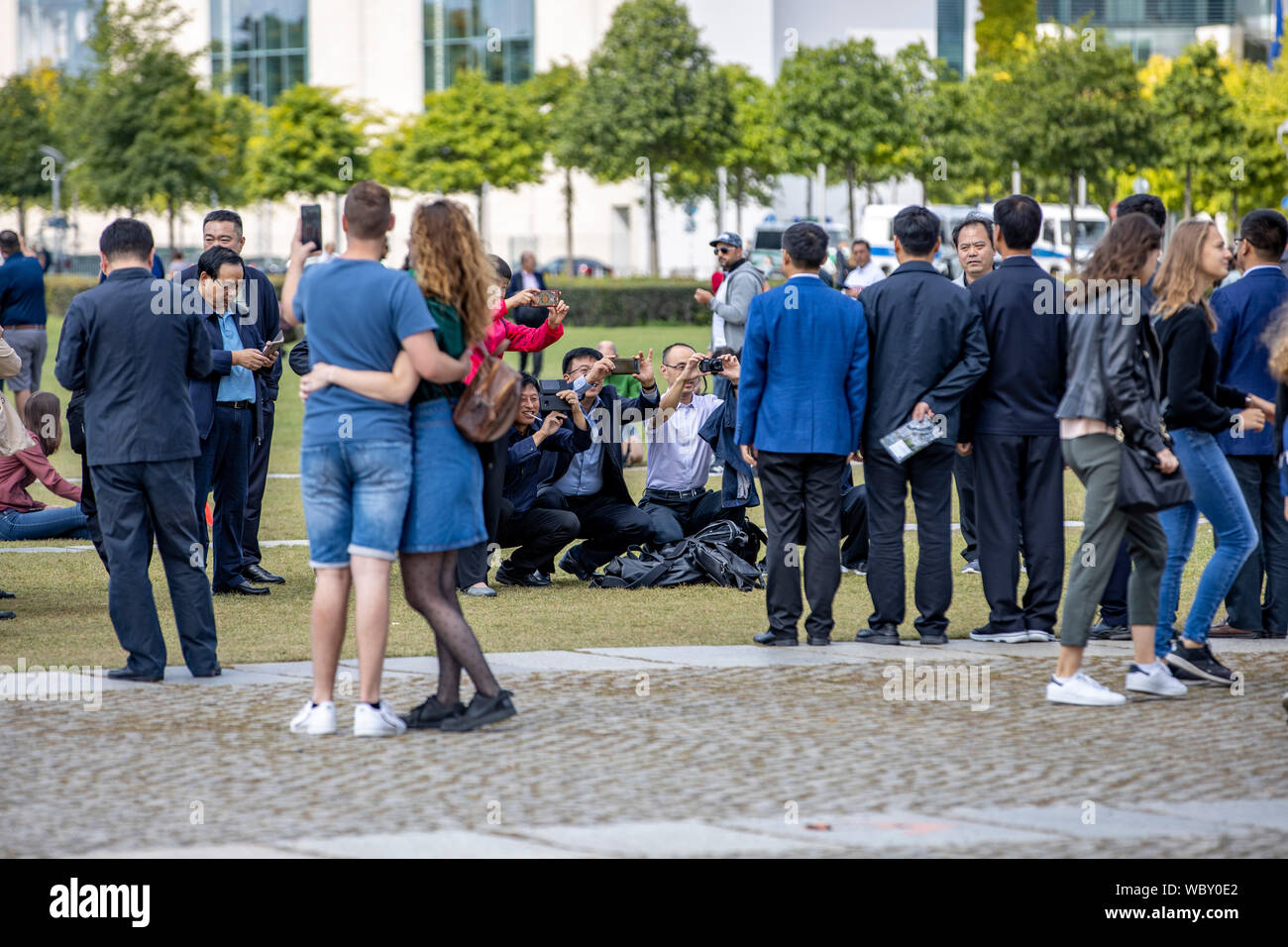 Prato di fronte al Reichstag, turisti, visitatori, dietro la Cancelleria Federale, Berlino, Foto Stock