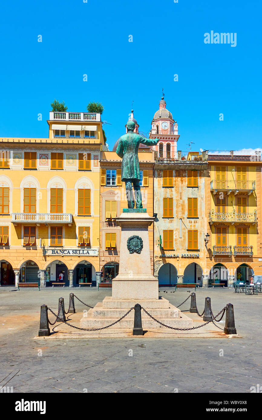 Chiavari, Italia - Luglio 3, 2019: piazza Vecchia con il monumento a Giuseppe Mazzini a Chiavari città vicino a Genova su soleggiate giornate estive, Liguria Foto Stock