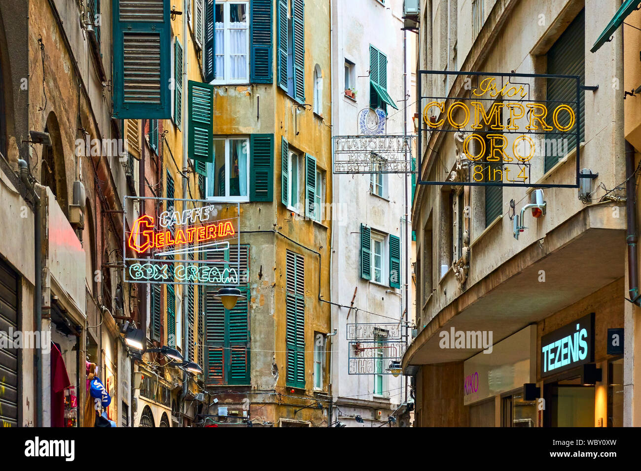 Genova, Italia - Luglio 06, 2019: la vecchia strada con cartelli di negozi e caffè a Genova Foto Stock