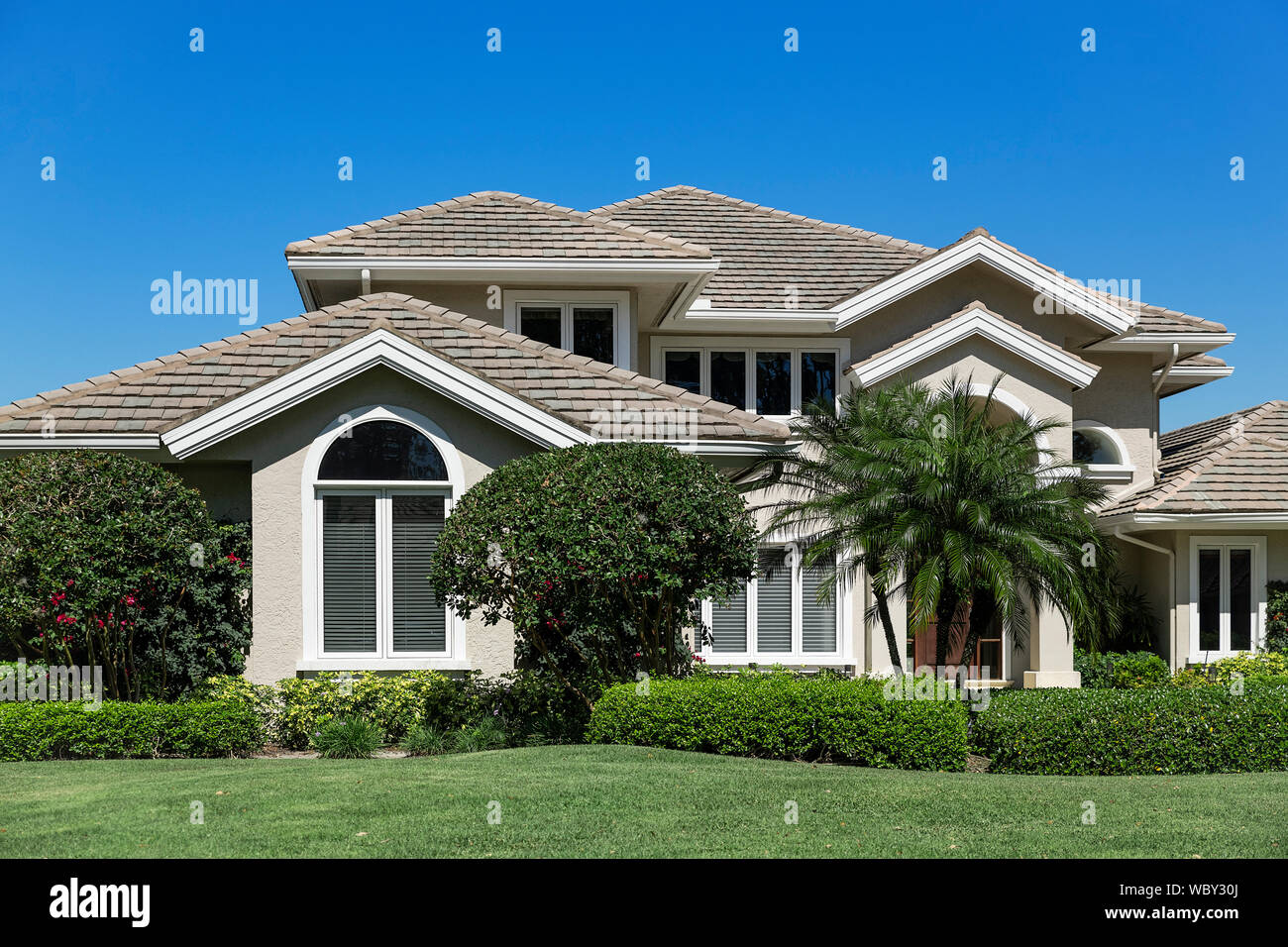 Tipica casa in uno dei molti gated communities entro la zona di Napoli, Florida, Stati Uniti d'America. Foto Stock