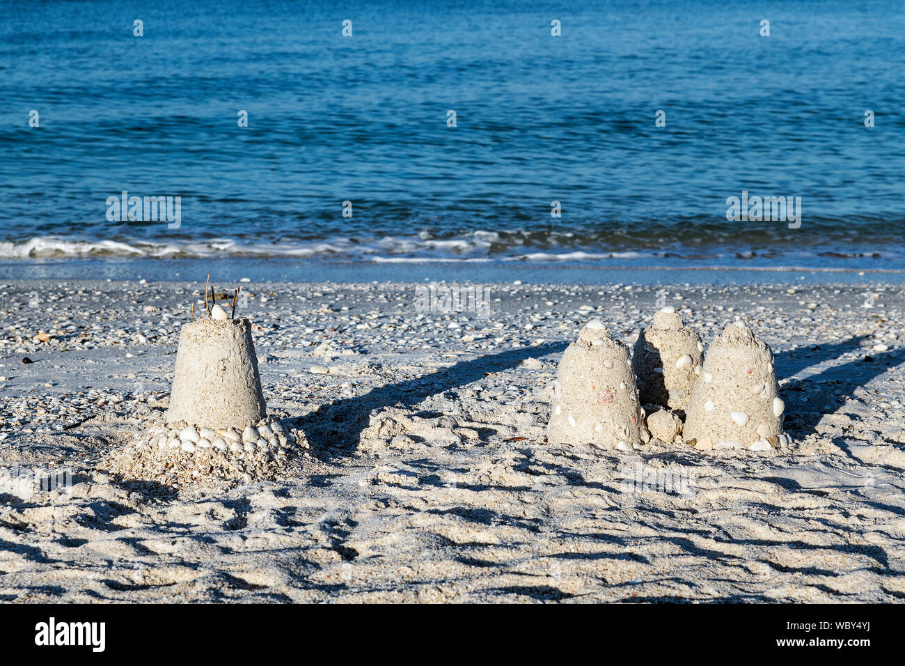 Castelli di Sabbia in spiaggia a piedi nudi, Bonita Springs, in Florida, Stati Uniti d'America. Foto Stock