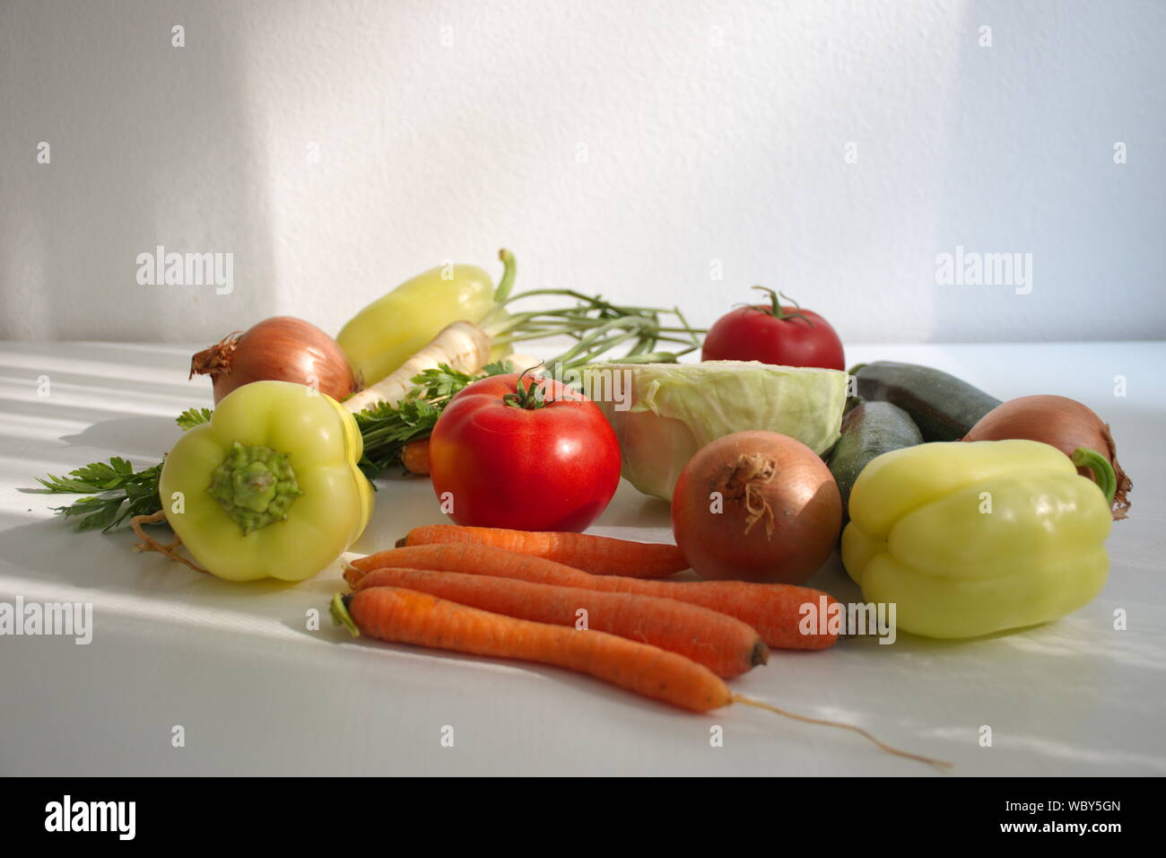 Colorato vari ortaggi sul tavolo bianco Foto Stock