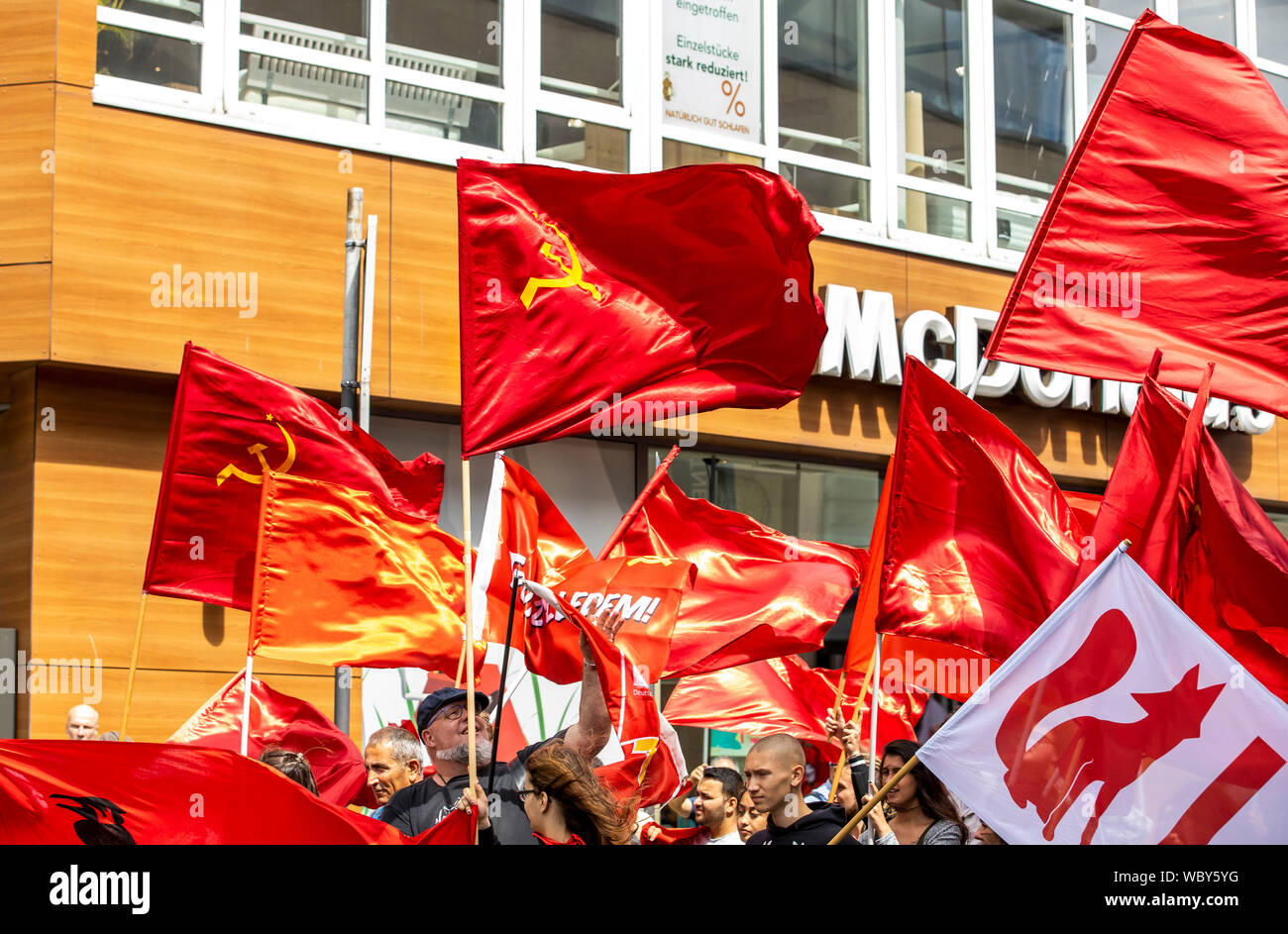 Dimostrazione di sinistra-ala gruppi, bandiere rosse dei partiti comunisti, organizzazioni, McDonalds, Wuppertal, Germania Foto Stock