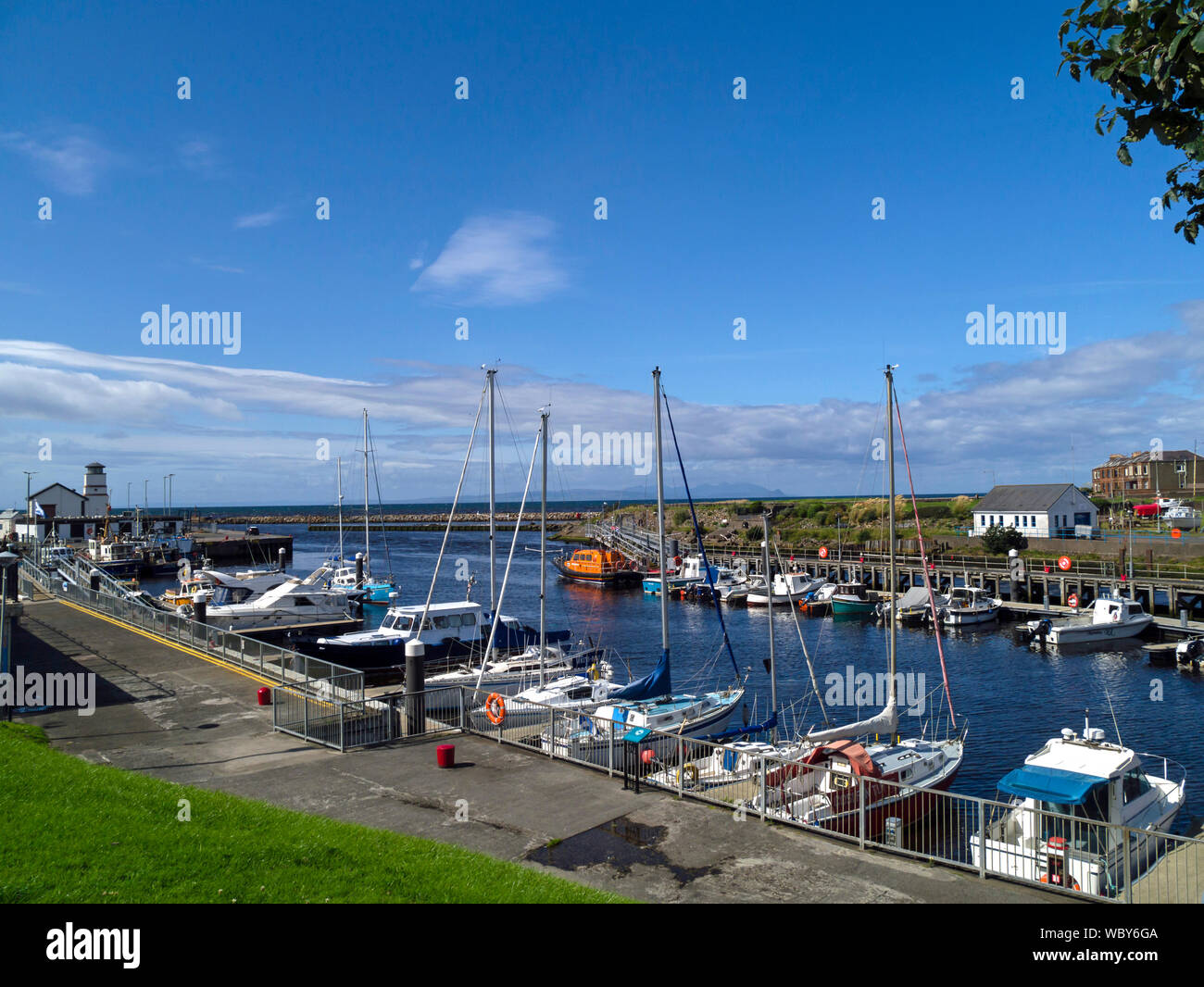 Barche e motoscafi nel porto turistico, Girvan Harbour, Sud Ayrshire, Scozia, Regno Unito Foto Stock