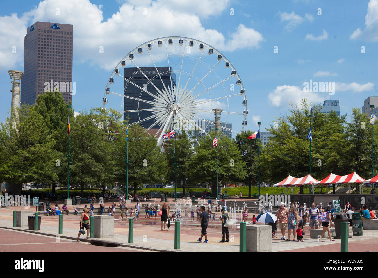 ATLANTA, GEORGIA-Giugno 30, 2015: Unidentified persone giocare nella fontana nel centro di Atlanta, Georgia, Stati Uniti d'America. Foto Stock