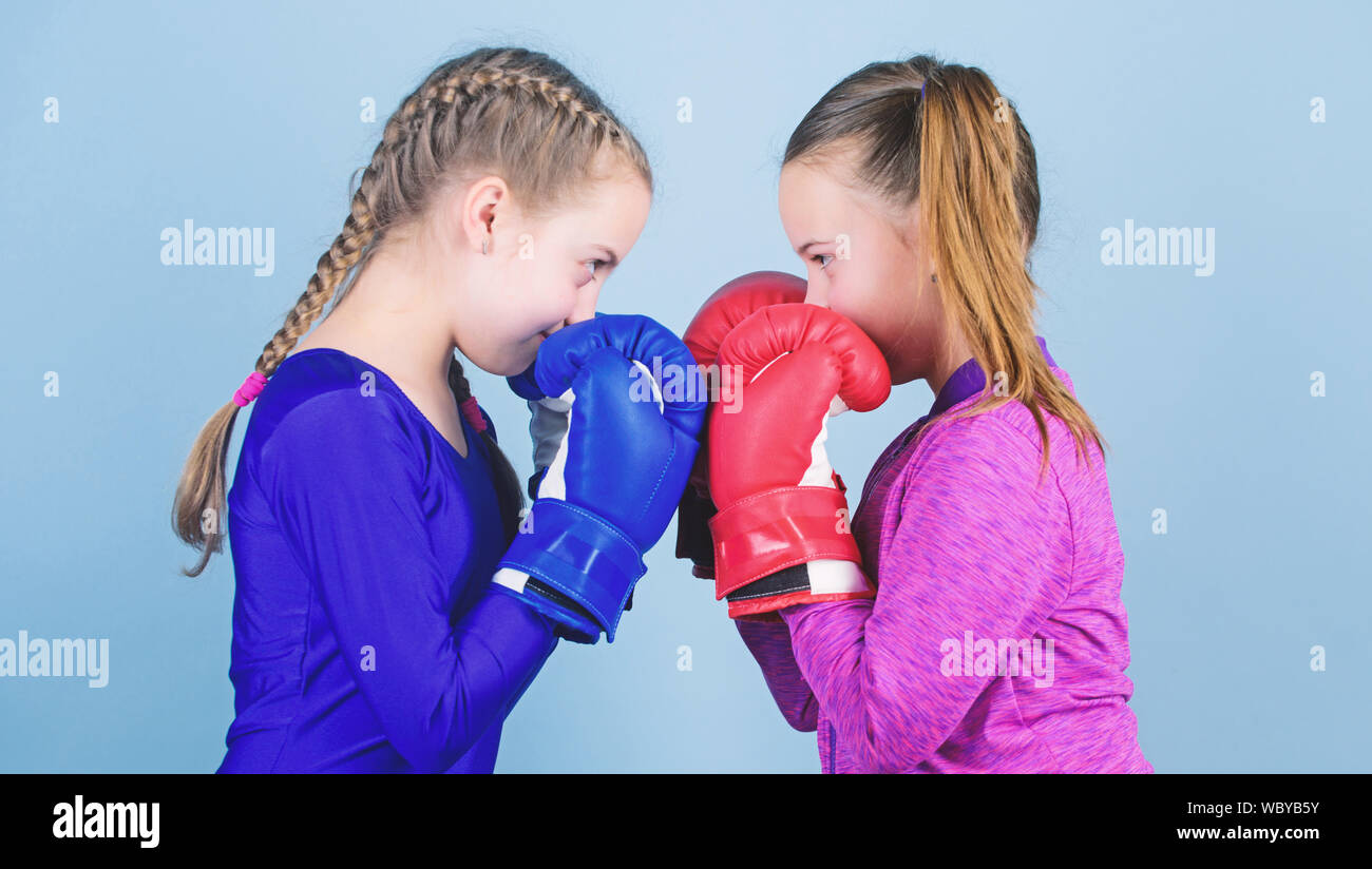 Amicizia femminile. Le ragazze nella boxe sport. Bambini Boxer in guantoni  da pugilato. Le ragazze carine boxer su sfondo blu. Amicizia come battaglia  e la concorrenza. Passare il pugilato sfida. Il Test