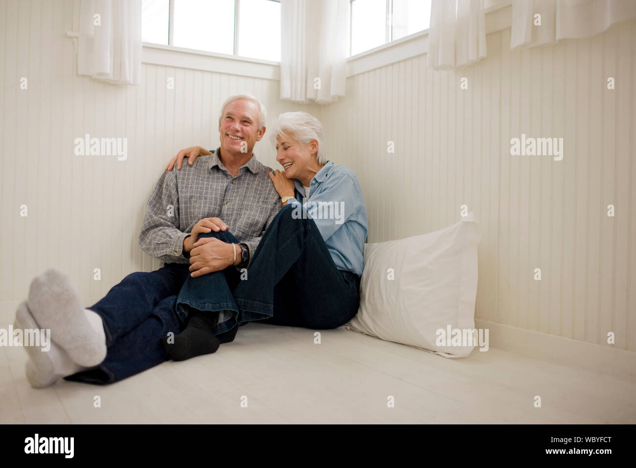 Coppia senior all'interno di casa loro. Foto Stock