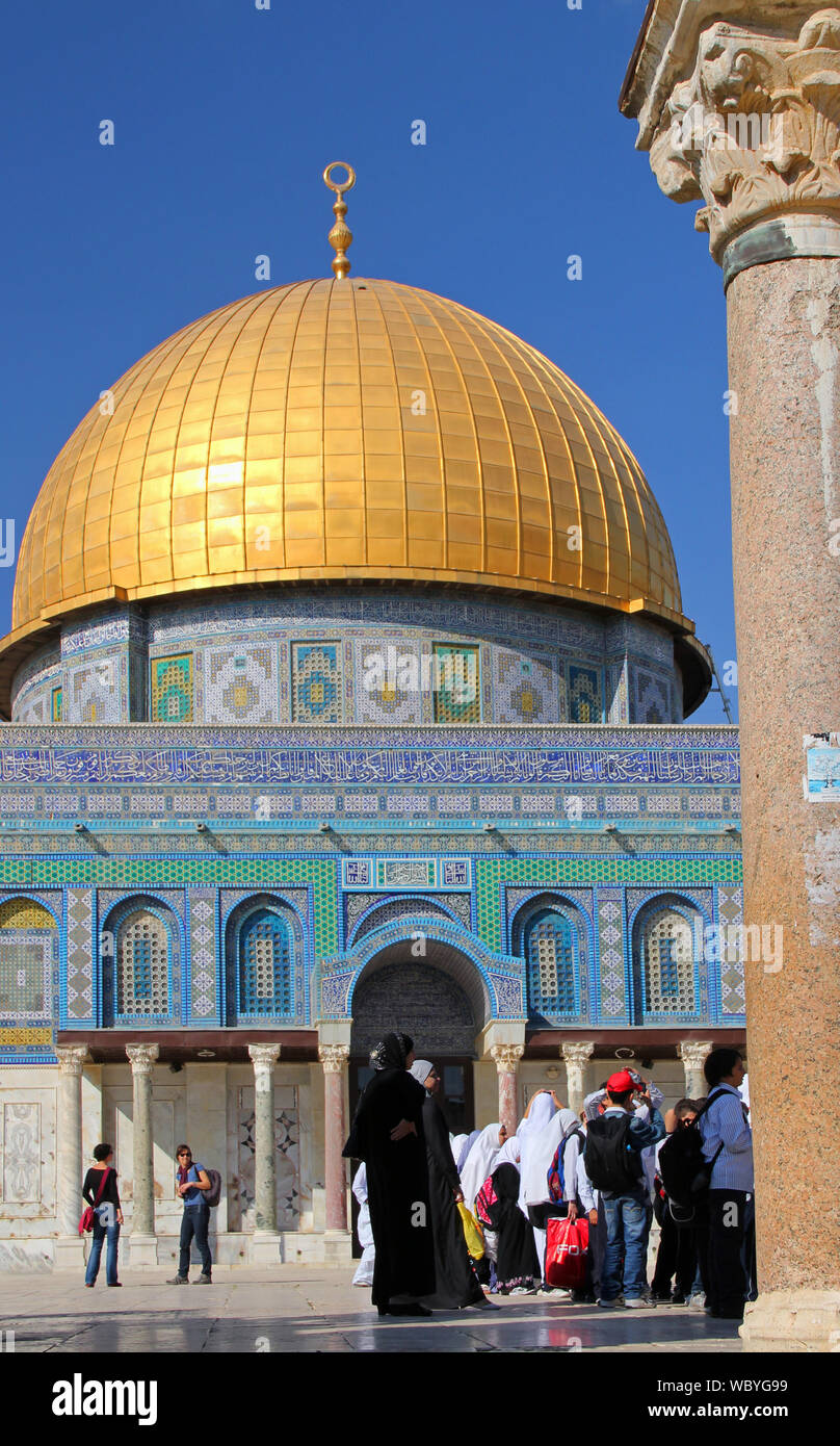 La Cupola della roccia è un santuario islamico situato sul Monte del Tempio nella città vecchia di Gerusalemme. Foto Stock